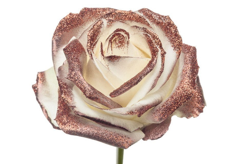 Bouquet de longues roses blanches avec des paillettes en cuivre