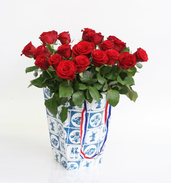 20 small roses in a Delft blue bag