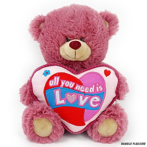 Cuddly porte un vieux rose avec un oreiller de coeur