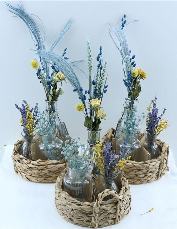 Mandje met 3 flesjes met blauwe droogbloemen arrangementjes