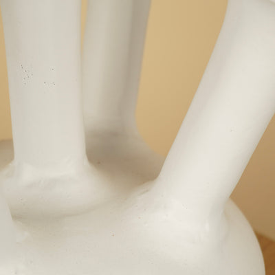 Detail van de lange halzen die overgaan in de ronde buik van een witte tulpenvaas met fijne spikkels.