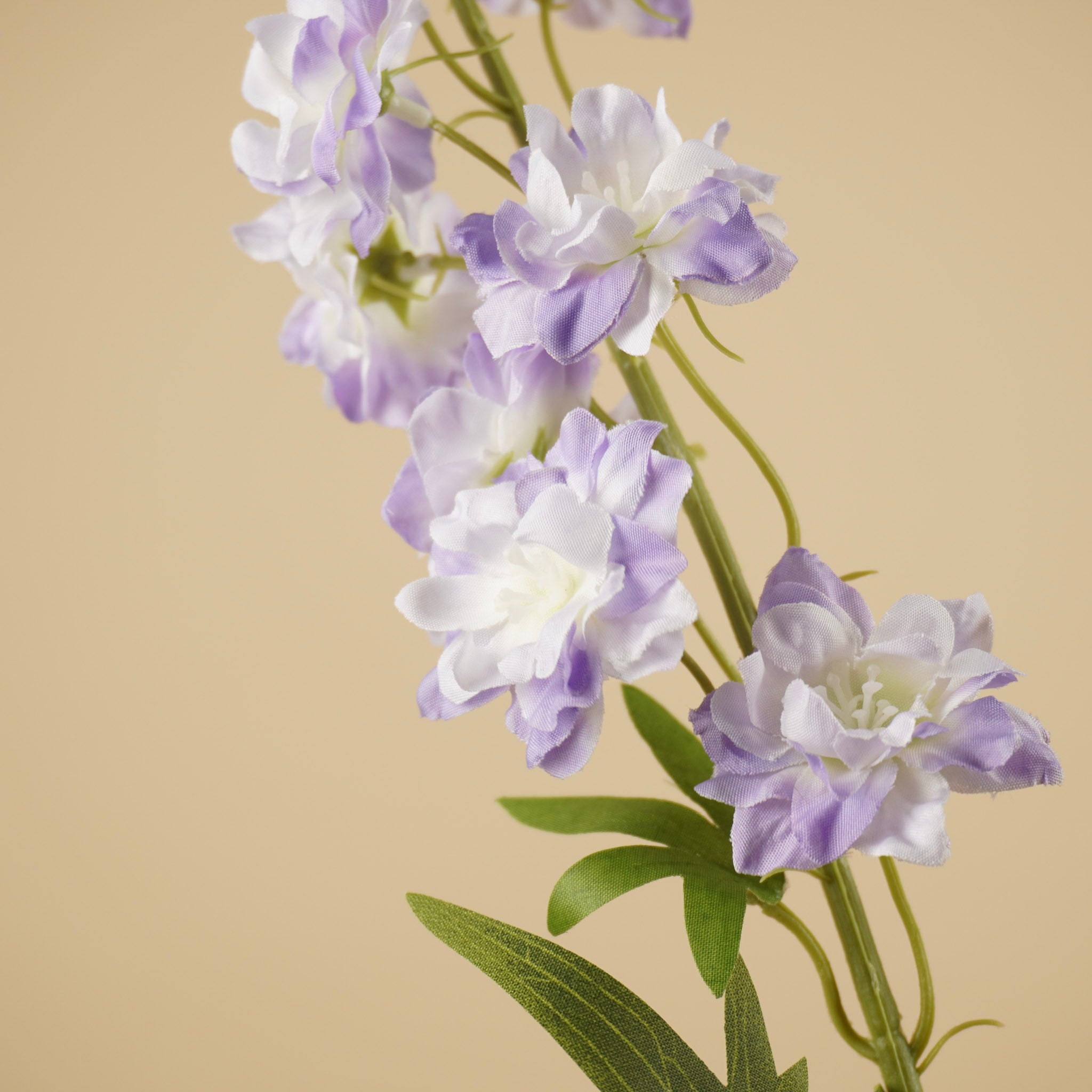 Branche de delphinium en soie – Violet lavande (85 cm)